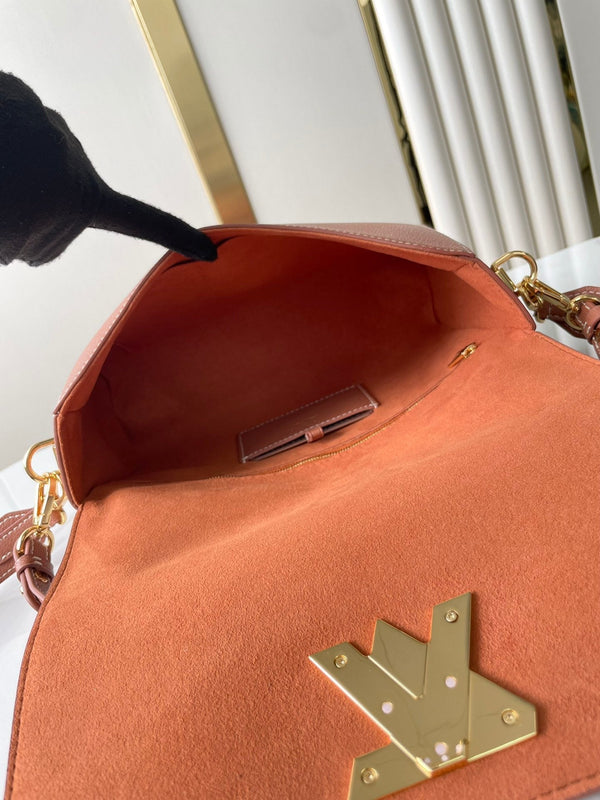 SOFT TWIST 27 IN PELLE DI VITELLO COGNAC LOGO ORO