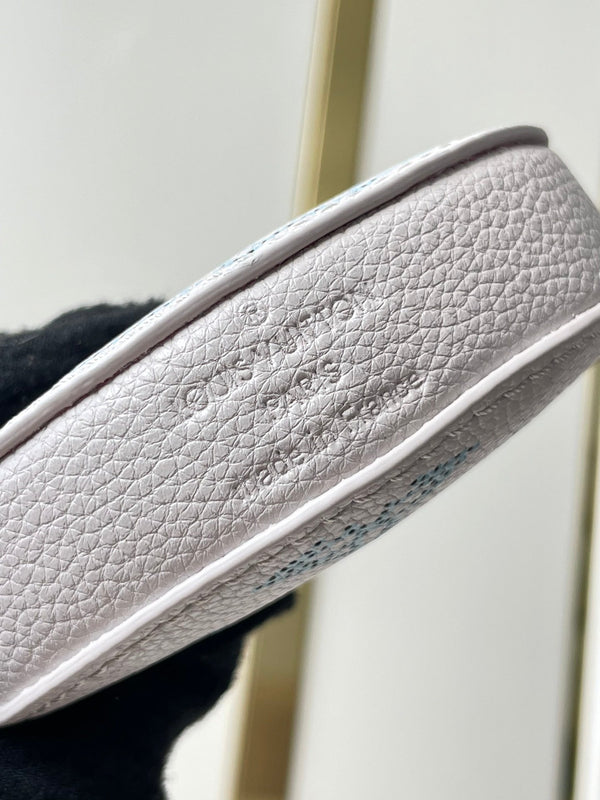 BELLA 22 IN PELLE DI VITELLO TRAFORATA BLUME CON FERRAMENTA ORO