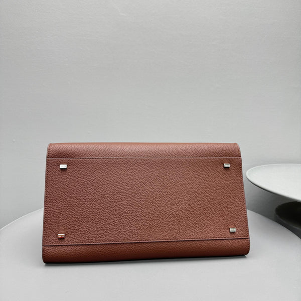 Borsa tote The Row Margaux 15 da 38 cm in pelle di vitello martellata marrone