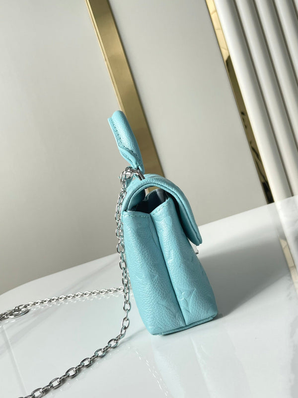 NANO MADELEINE 21 IN PELLE DI VITELLO GOFFRATA AZZURRO CIELO, FERRAMENTA IN ARGENTO