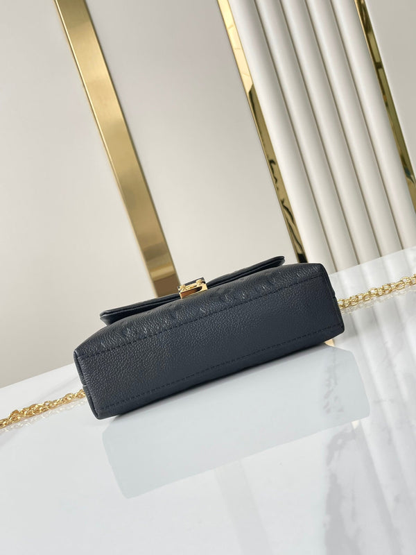 NANO MADELEINE 21 IN PELLE DI VITELLO GOFFRATA NERA CON FERRAMENTA ORO