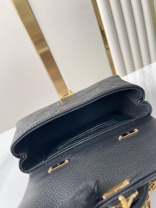 NANO MADELEINE 21 IN PELLE DI VITELLO GOFFRATA NERA CON FERRAMENTA ORO