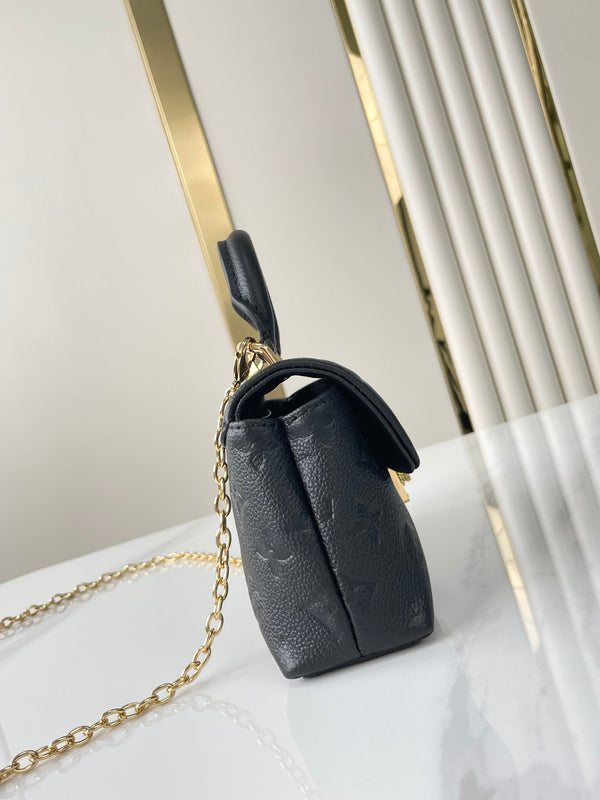 NANO MADELEINE 21 IN PELLE DI VITELLO GOFFRATA NERA CON FERRAMENTA ORO