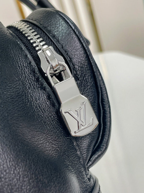 ZAINO MONTSOURIS VIBE PM 30 IN PELLE DI AGNELLO NERA CON CATENA IN ARGENTO