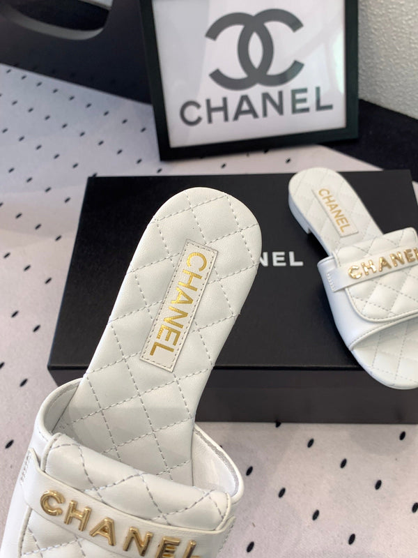 CC Slippers In White Quilted Cowhide 147028