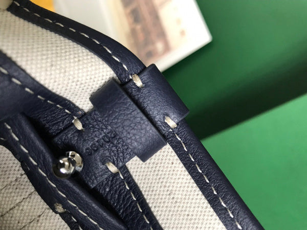 BORSA A SECCHIELLO PETIT FLOT 22 IN TELA GOYARDINE BLU NAVY E RIFINITURE IN PELLE DI AGNELLO