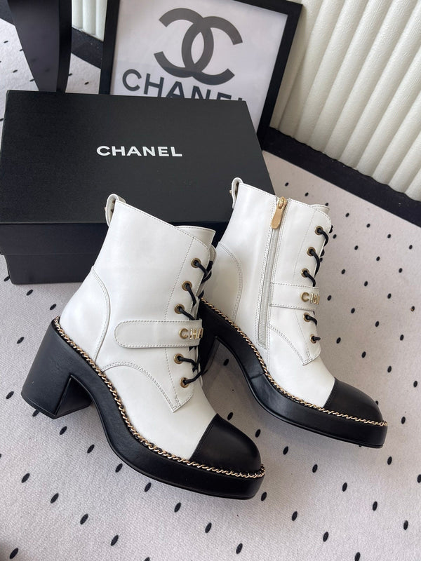 CC Buckle Ankel Boots With Chain 100mm White Black Sheepskin GHW 432501