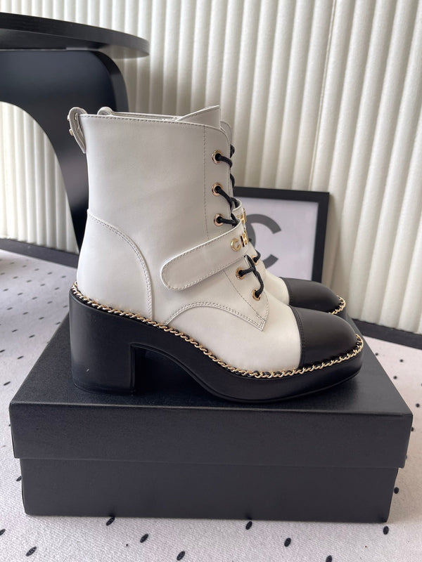 CC Buckle Ankel Boots With Chain 100mm White Black Sheepskin GHW 432501