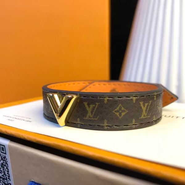 LV Essential V Monogram Canvas