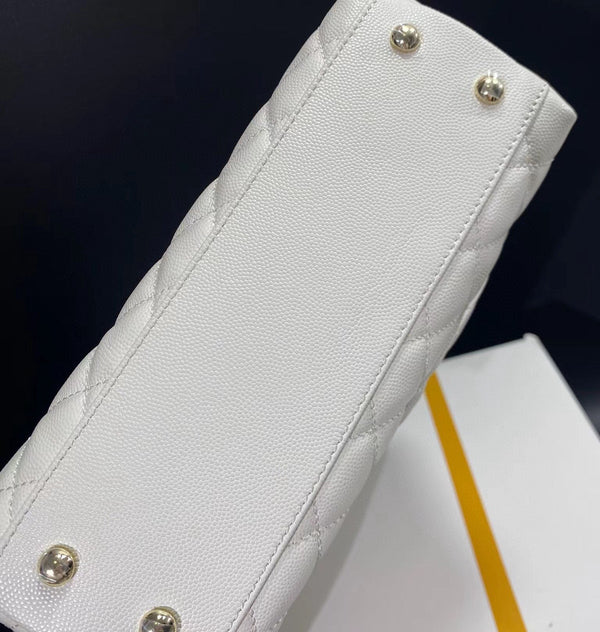 borsa con patta e manico in cocco, 23 cm, trapuntata bianca, finiture in caviale chiaro e oro chiaro