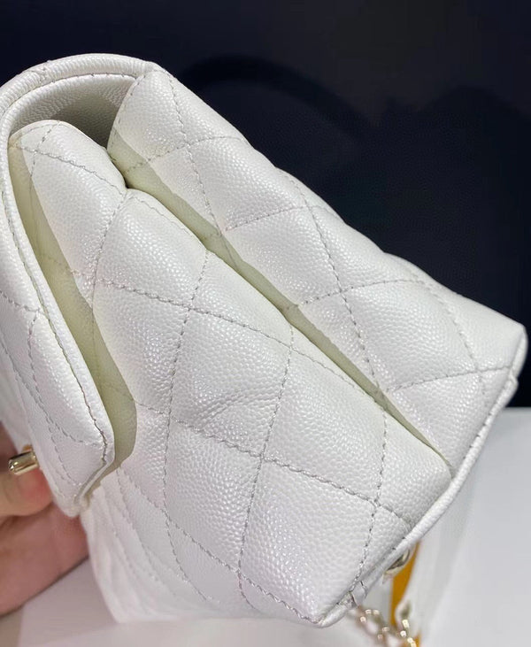 borsa con patta e manico in cocco, 23 cm, trapuntata bianca, finiture in caviale chiaro e oro chiaro