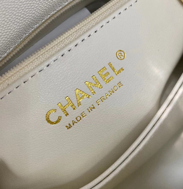 borsa con patta e manico in cocco, 23 cm, trapuntata bianca, finiture in caviale chiaro e oro chiaro