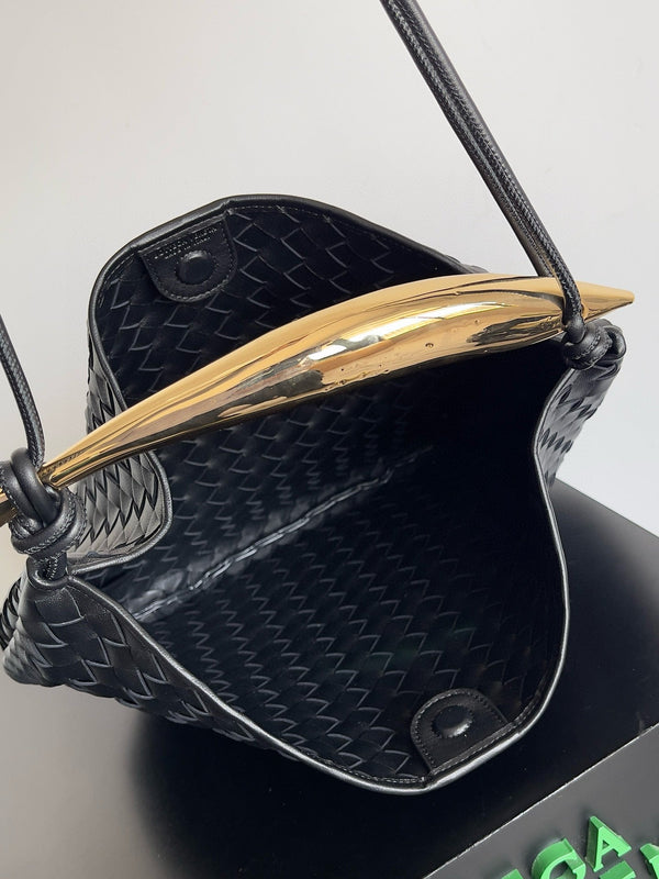 SARDINA 39 CON CATENA IN PELLE DI AGNELLO NERA