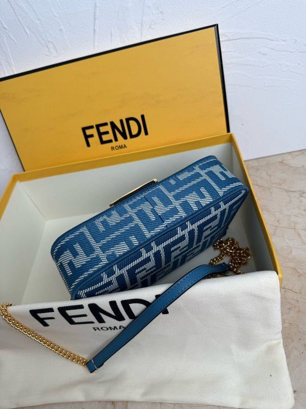 Borsa Fend Baguette da 19 cm con hardware dorato in pelle blu denim e motivo FF