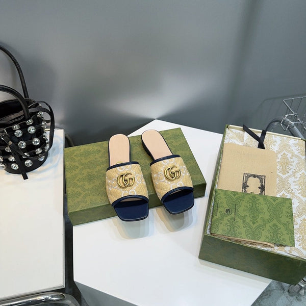 GG MATELASSÉ CANVAS SLIDES WHITE LOGO