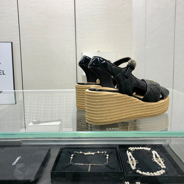 PEEP-TOE THICK SOLE SANDALS IN BLACK PATENT LAMBSKIN