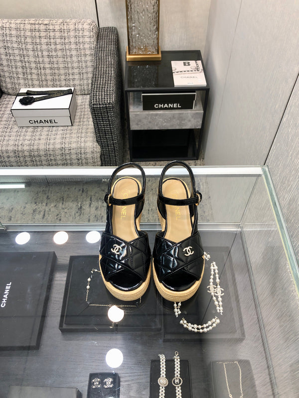 PEEP-TOE THICK SOLE SANDALS IN BLACK PATENT LAMBSKIN