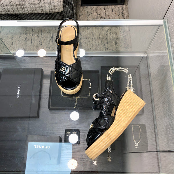 PEEP-TOE THICK SOLE SANDALS IN BLACK PATENT LAMBSKIN