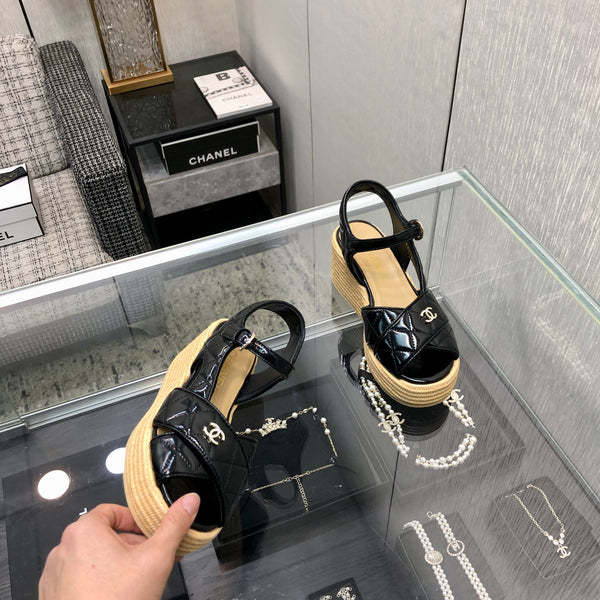 PEEP-TOE THICK SOLE SANDALS IN BLACK PATENT LAMBSKIN