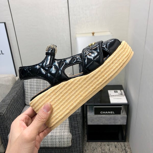 PEEP-TOE THICK SOLE SANDALS IN BLACK PATENT LAMBSKIN