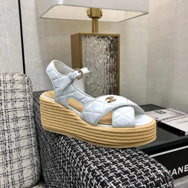 PEEP-TOE THICK SOLE SANDALS IN WHITE PATENT LAMBSKIN