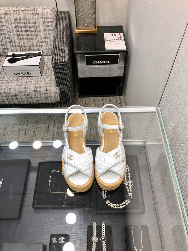 PEEP-TOE THICK SOLE SANDALS IN WHITE PATENT LAMBSKIN