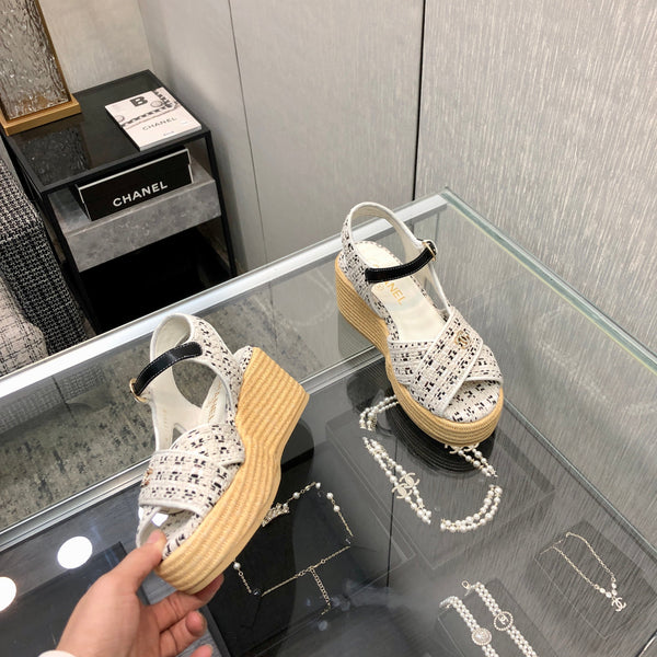 PEEP-TOE THICK SOLE SANDALS IN WHITE MIX BLACK WOVEN FABRIC