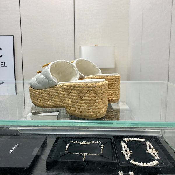 THICK SOLE WEDGE SLIPPERS IN WHITE LAMBSKIN AND BEIGE RUBBER