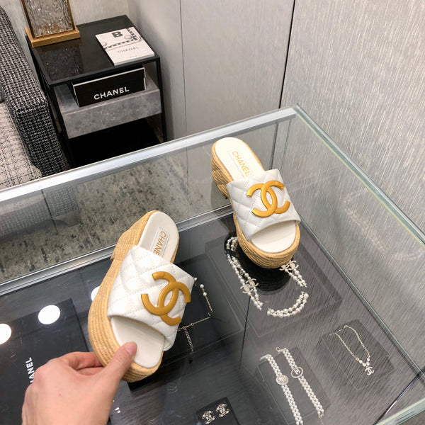 THICK SOLE WEDGE SLIPPERS IN WHITE LAMBSKIN AND BEIGE RUBBER