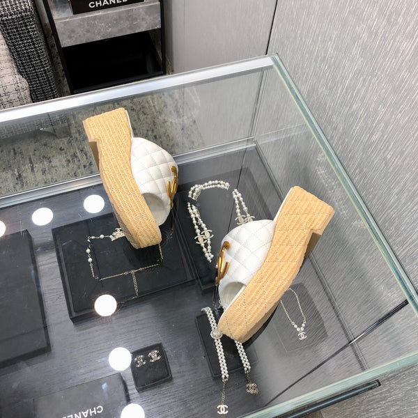 THICK SOLE WEDGE SLIPPERS IN WHITE LAMBSKIN AND BEIGE RUBBER