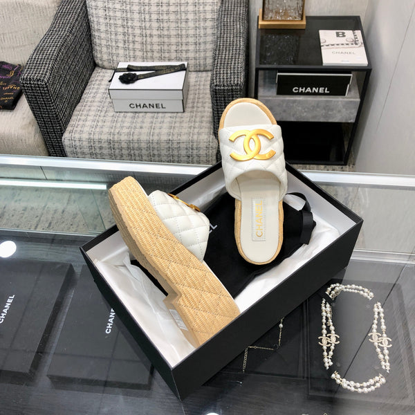 THICK SOLE WEDGE SLIPPERS IN WHITE LAMBSKIN AND BEIGE RUBBER