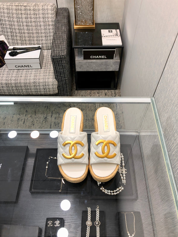 THICK SOLE WEDGE SLIPPERS IN WHITE LAMBSKIN AND BEIGE RUBBER