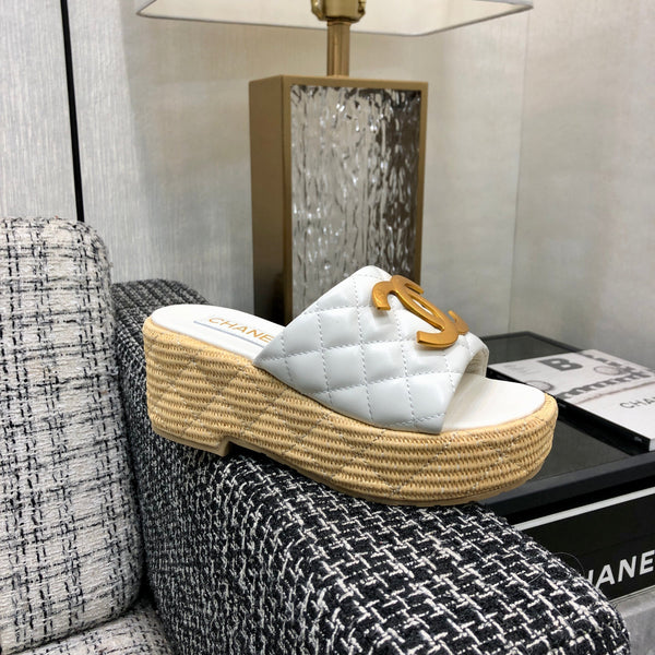 THICK SOLE WEDGE SLIPPERS IN WHITE LAMBSKIN AND BEIGE RUBBER