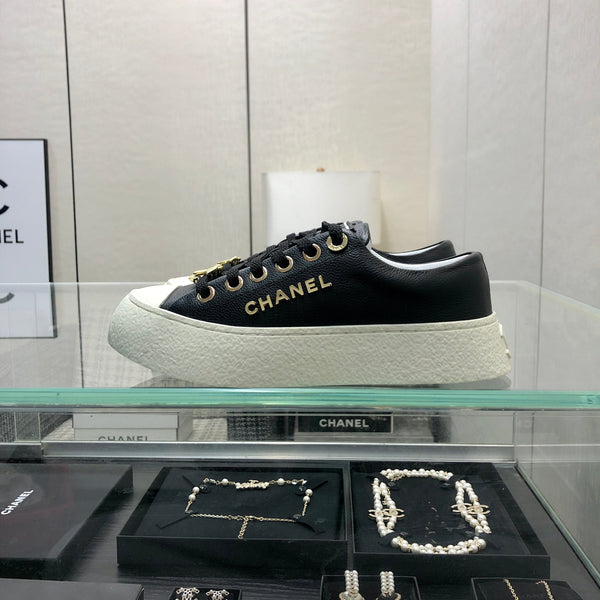 CASUAL SNEAKER IN BLACK LAMBSKIN WITH GOLD LOGO