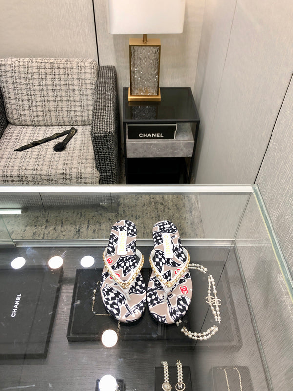 THONG SLIDE IN COLORFUL FLORAL FABRIC