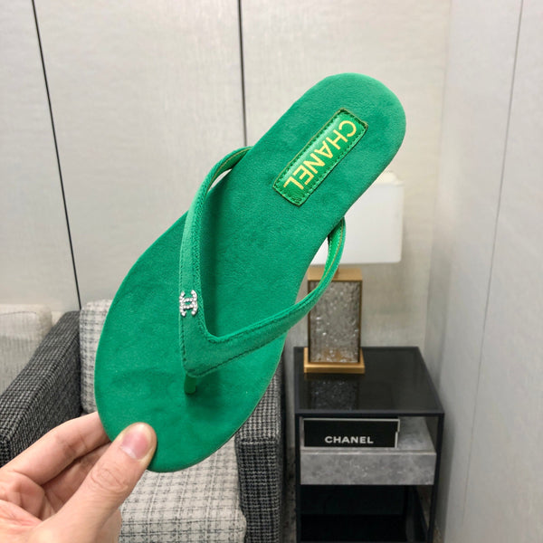 THONG SLIDE IN EMERALD GREEN SUEDE