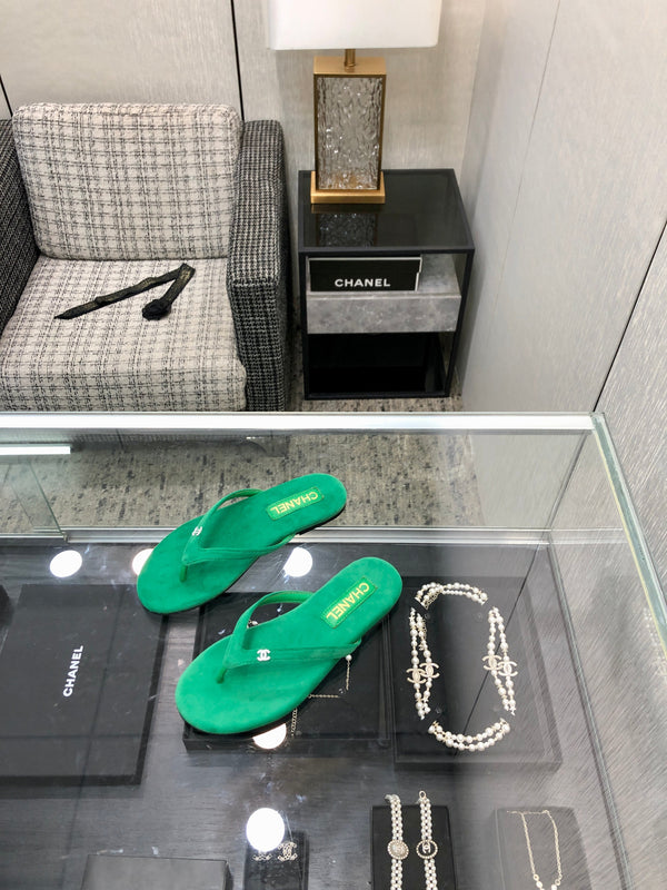 THONG SLIDE IN EMERALD GREEN SUEDE