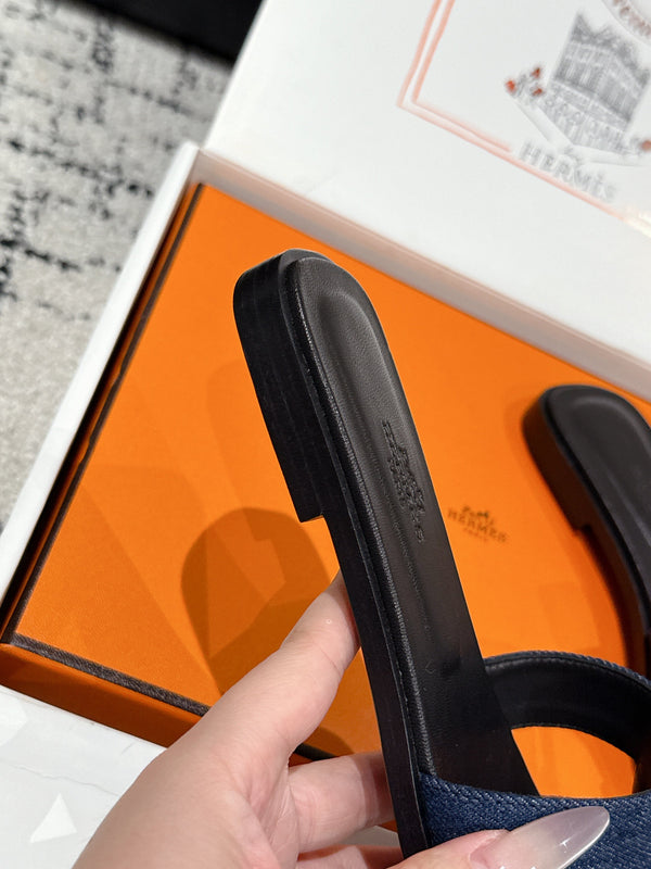 Sandalo HM 25 Oran in pelle di vitello nera e denim blu scuro