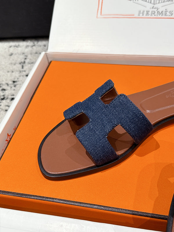 Sandalo HM 25 Oran in pelle di vitello marrone e denim blu scuro