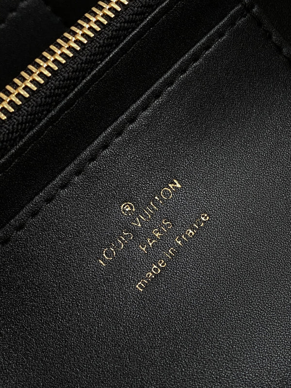 CAPUCINES GM 33CM BLACK GOLD TAURILLON LEATHER 252021