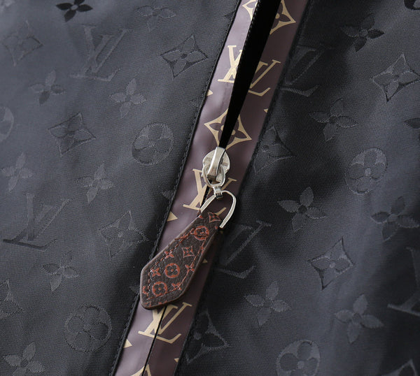 GIACCA CON CAPPUCCIO E MONOGRAMMA CON FINITURE ROSSO VINACCIA E NERO LV 238984