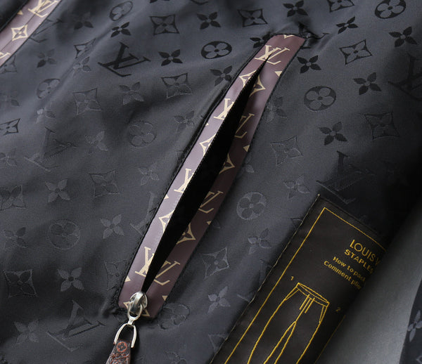 GIACCA CON CAPPUCCIO E MONOGRAMMA CON FINITURE ROSSO VINACCIA E NERO LV 238984