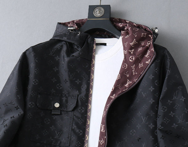 GIACCA CON CAPPUCCIO E MONOGRAMMA CON FINITURE ROSSO VINACCIA E NERO LV 238984