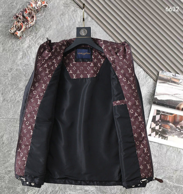 GIACCA CON CAPPUCCIO E MONOGRAMMA CON FINITURE ROSSO VINACCIA E NERO LV 238984