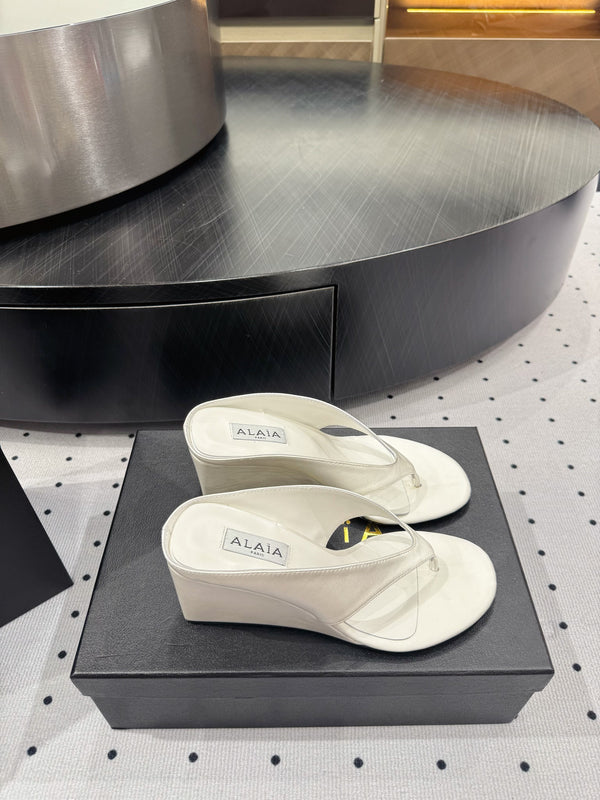 Alaia 25 Cube Thong Mules White Sheepskin 296089