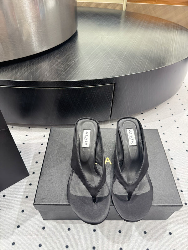 Alaia 25 Cube Thong Mules Black Sheepskin 296090