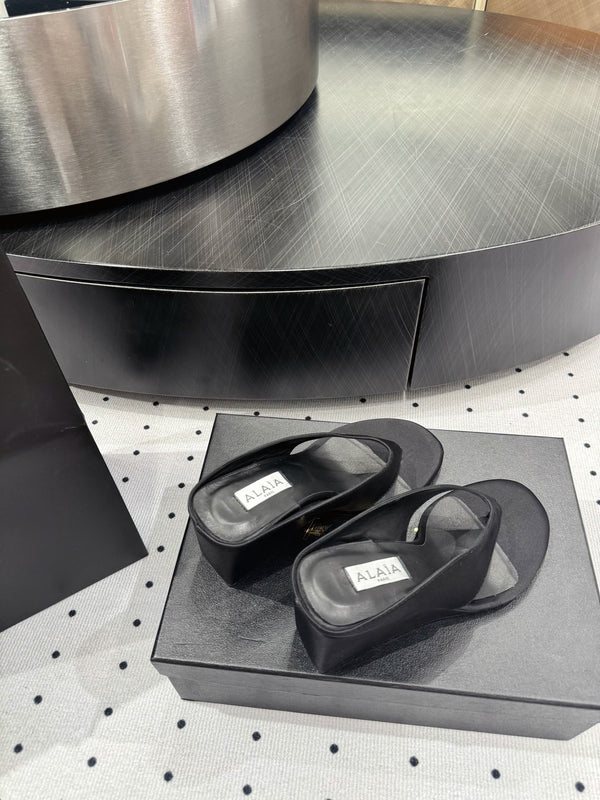 Alaia 25 Cube Thong Mules Black Sheepskin 296090