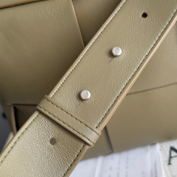 BV 25 Arco Camera Bag 28cm Algae Leather