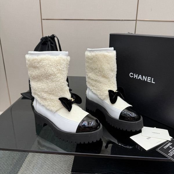 CC platform snow boots white black sheepskin and wool 532187
