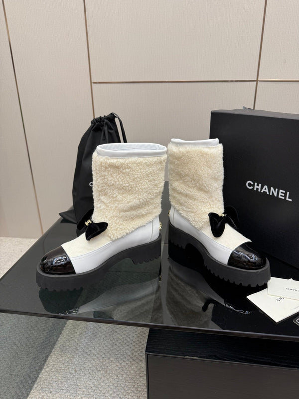 CC platform snow boots white black sheepskin and wool 532187